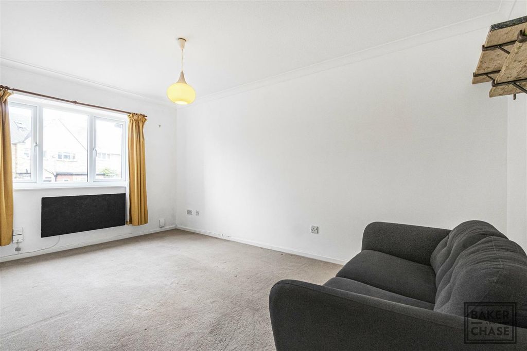 Property photo 3 of 11 Lounge