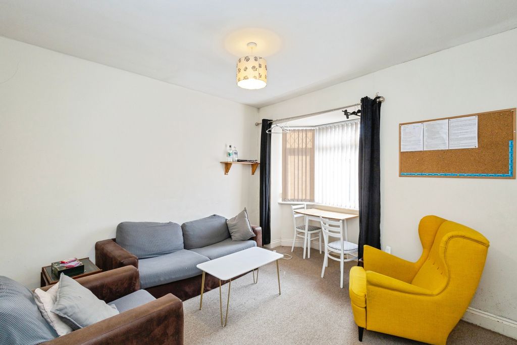 Property photo 2 of 14 Lounge