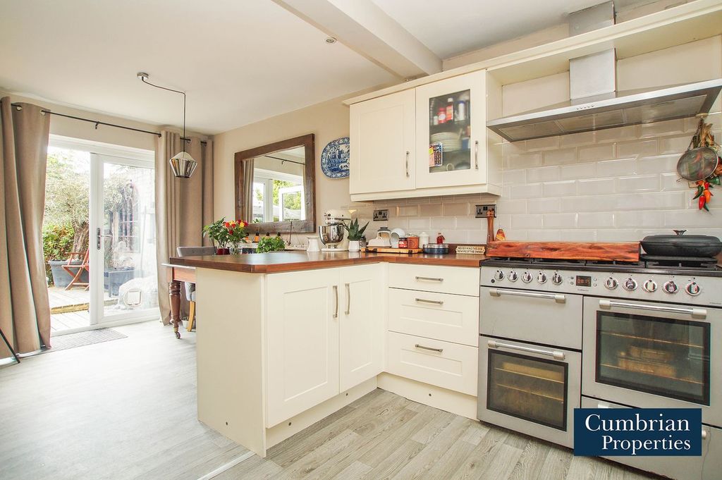 Property photo 2 of 18 Dining Kitchen