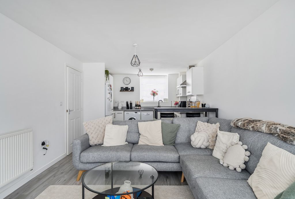 Property photo 2 of 13 1385013-10-692d7c...