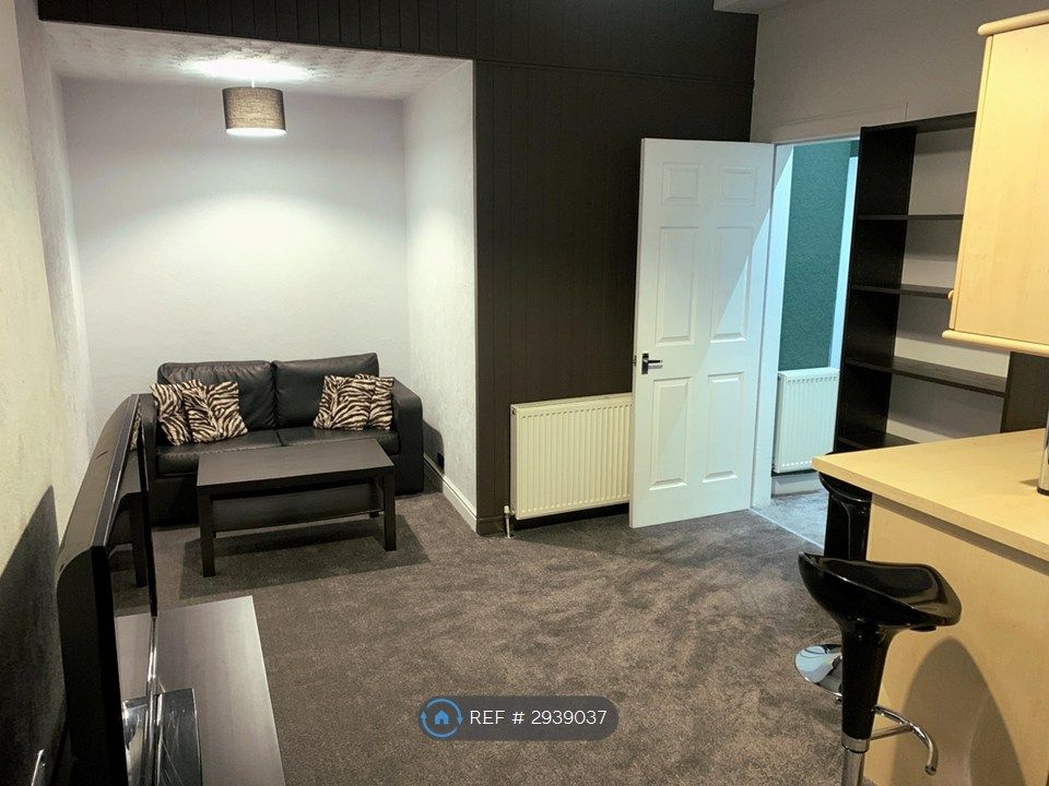 Property photo 2 of 8 Living Room (Reverse)