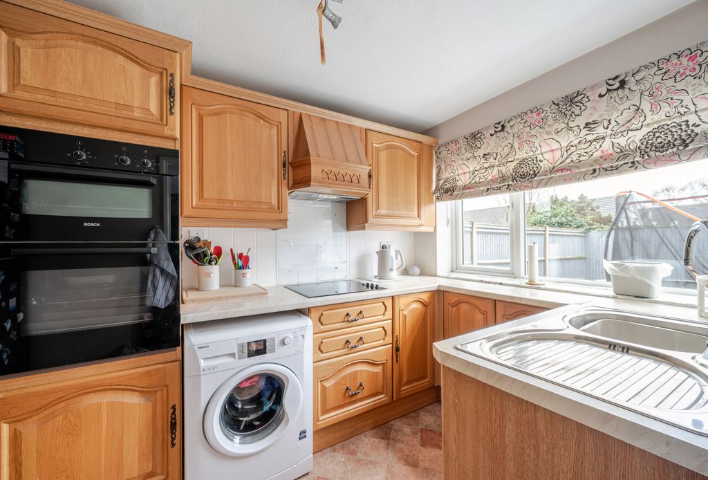 Property photo 2 of 16 1406165-13-698483...