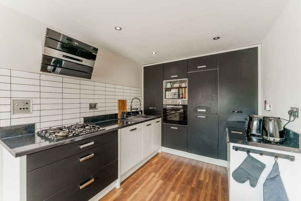 Property photo 2 of 31