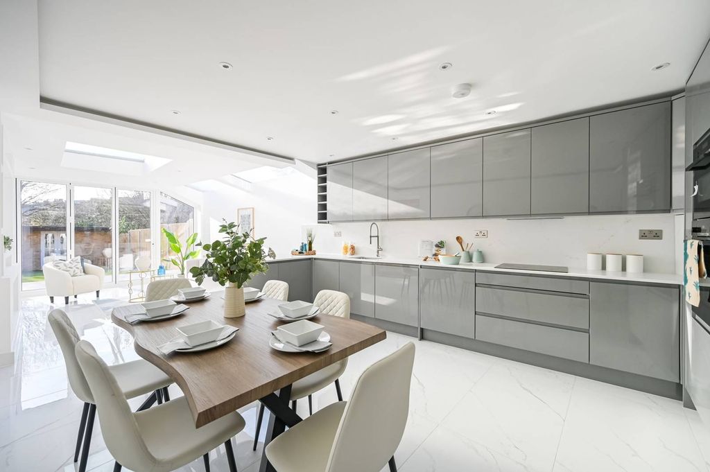 Property photo 3 of 43