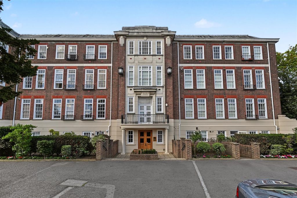 Property photo 1 of 13 Flat 23, Lulworth Court 13 Cannon Hill, London N14