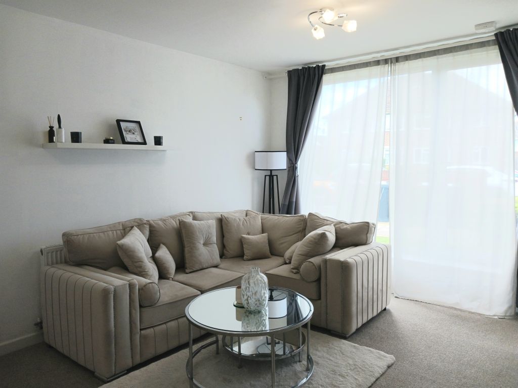 Property photo 3 of 7 Lounge