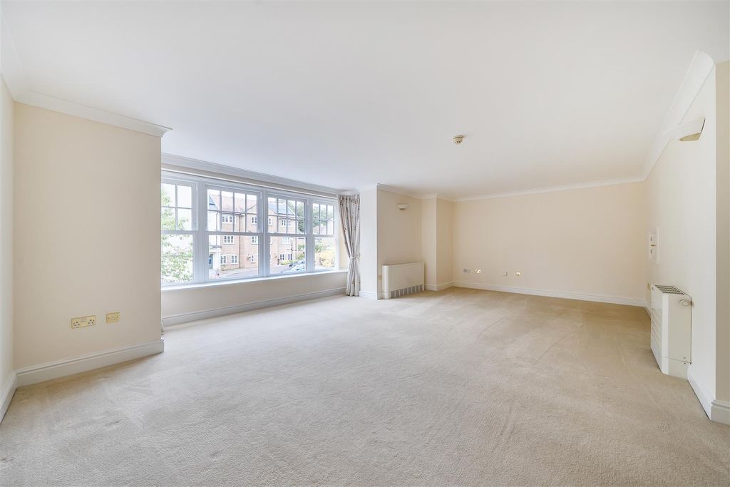 Property photo 2 of 10 Sitting Room