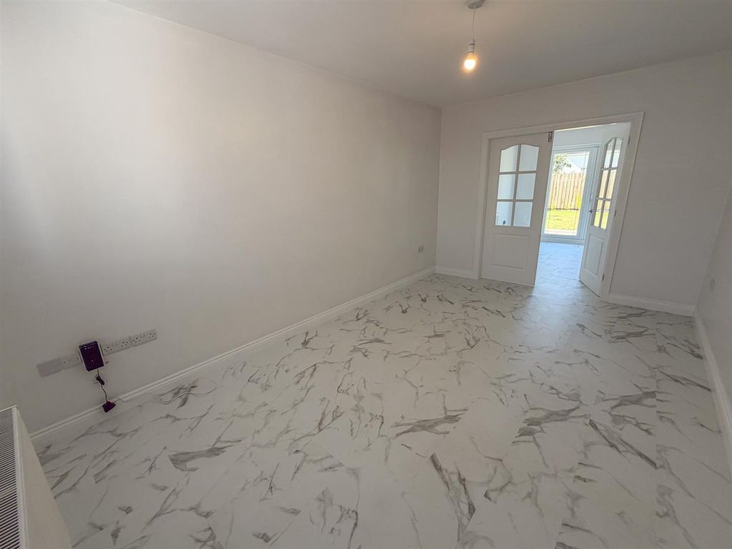 Property photo 2 of 18 17 Royal Park .Jpg