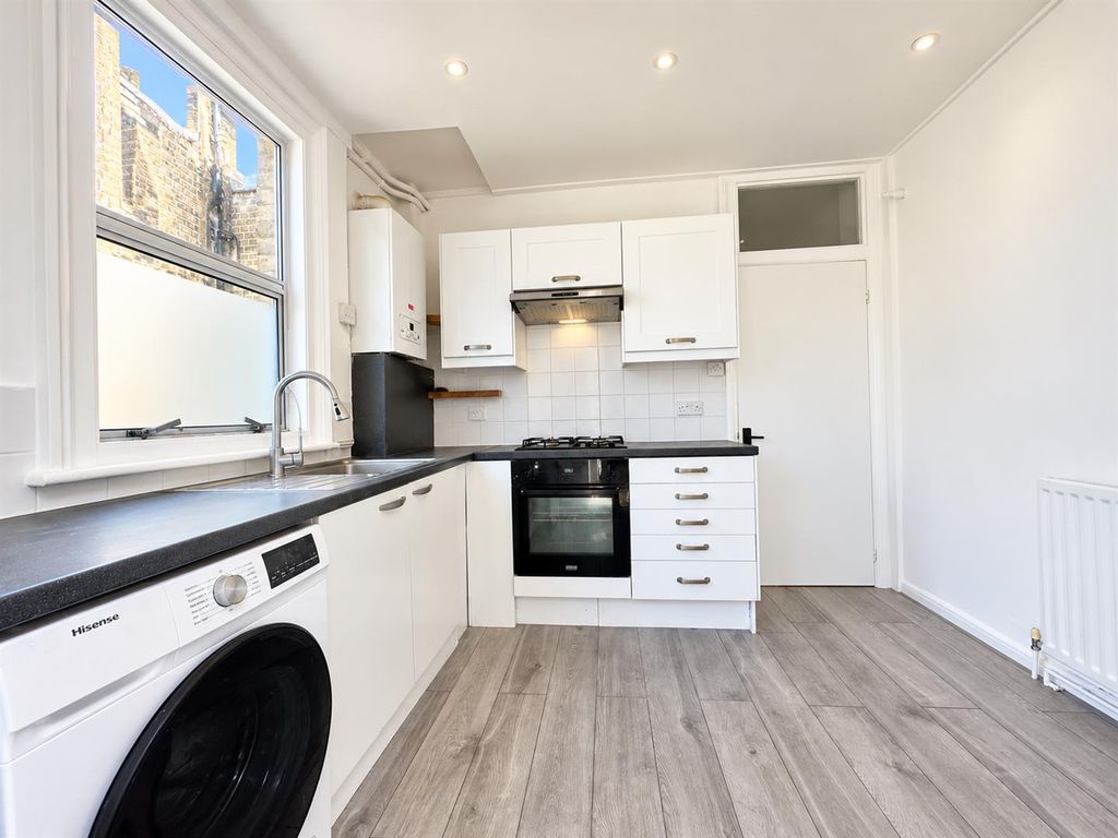 Property photo 1 of 7 Bright Modern L-Shaped Kitchen Interior.Png