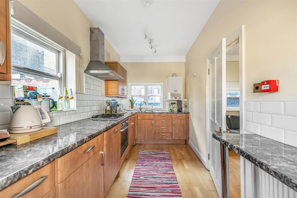 Property photo 3 of 8 Fulham Road 613, Ph3.Jpg
