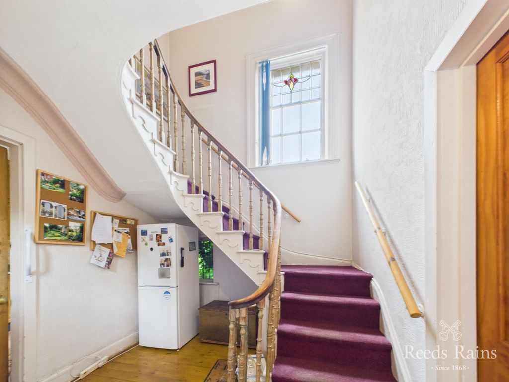 Property photo 2 of 32 Entrance Hall