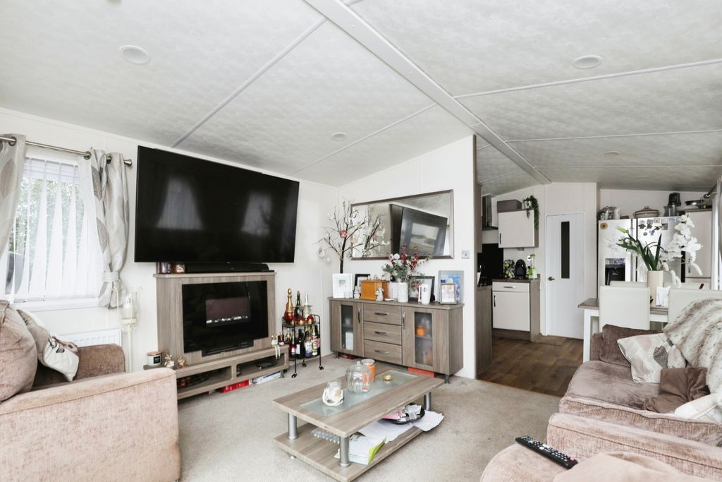 Property photo 2 of 17 Lounge