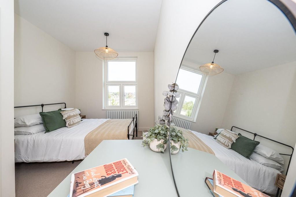 Property photo 1 of 9 Kilburn High Road 183C-013 Lr.Jpg