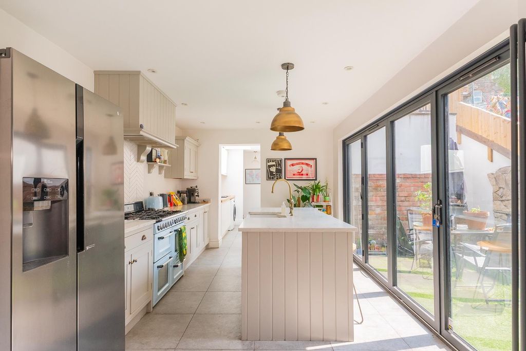 Property photo 3 of 42 2B5Ptn - Kitchen D.Jpg