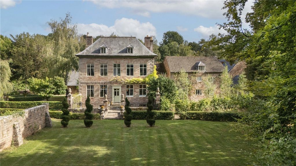 Property photo 2 of 33 Front Aspect