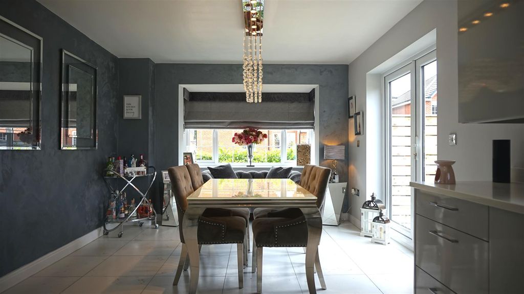 Property photo 3 of 10 3 Dining Area.Jpg