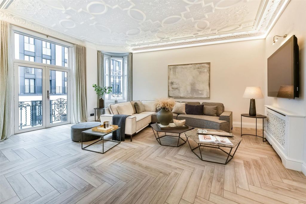 Property photo 2 of 43 Knightsbridge Luxury  Flat 30, Wellington Court (2).Jpg