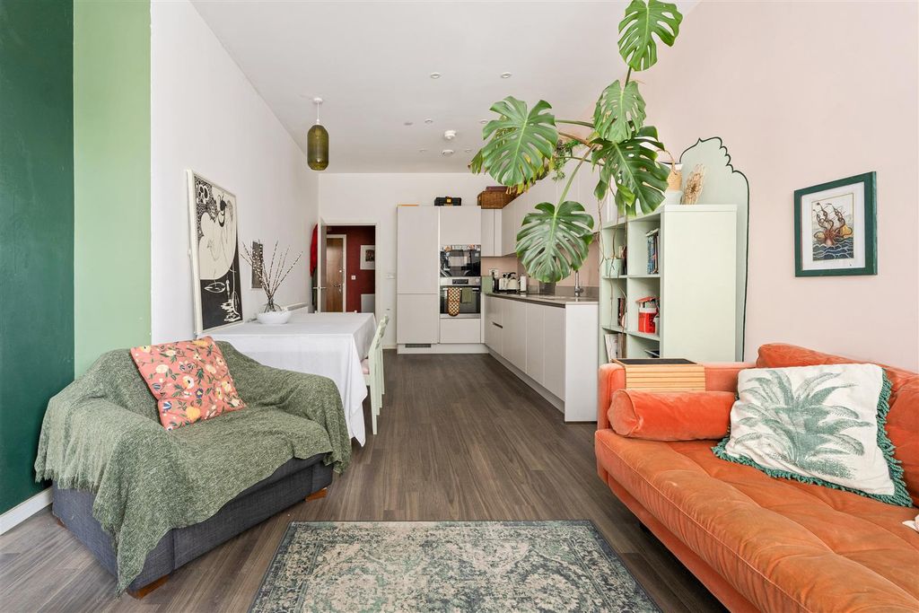 Property photo 2 of 17 Troubridge Square, E17