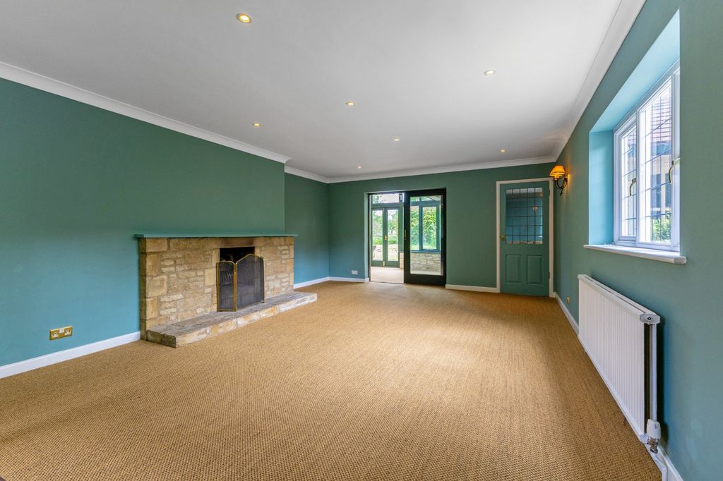 Property photo 2 of 15 Sitting Room