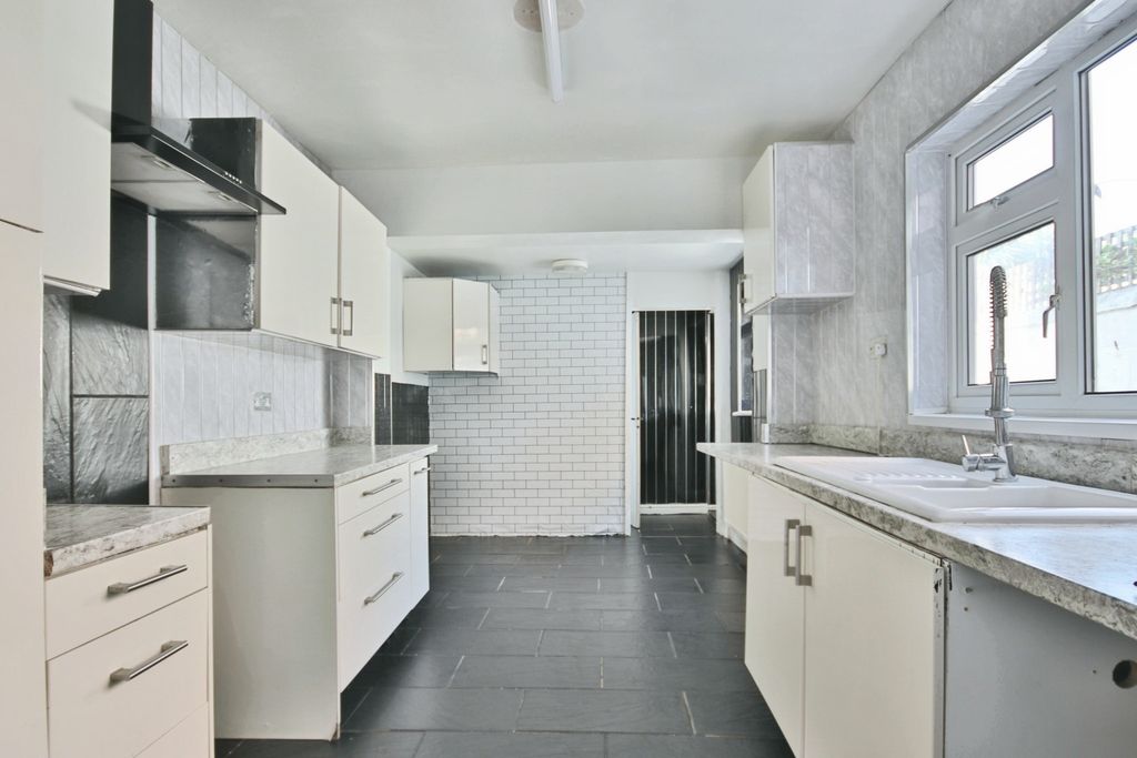 Property photo 2 of 16 3860763