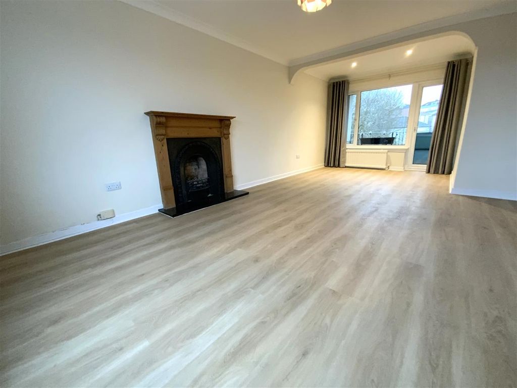 Property photo 3 of 16 Lounge