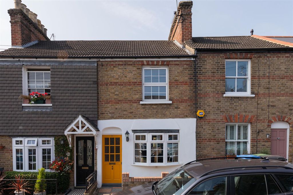 Property photo 1 of 38 Gladstone Road, Ig9