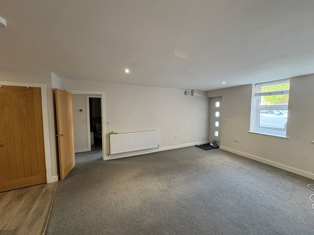 Property photo 3 of 8 6