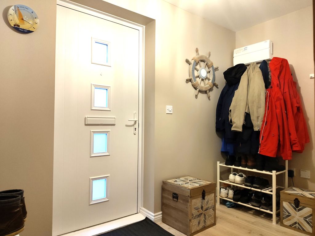 Property photo 3 of 27 Hallway