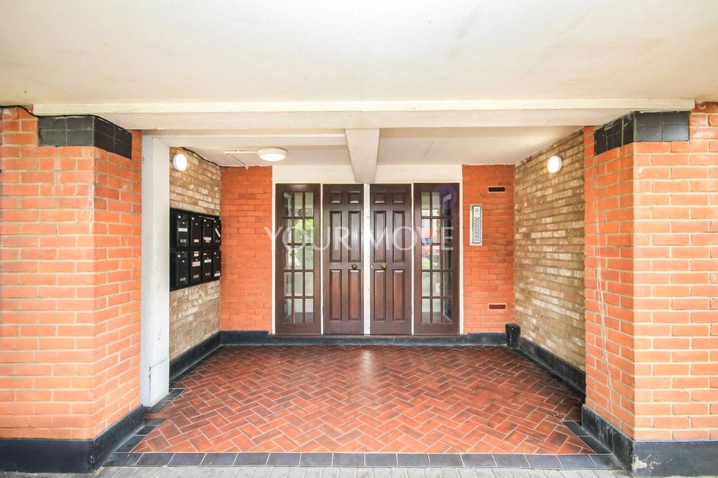 Property photo 2 of 13 Communal Entrance