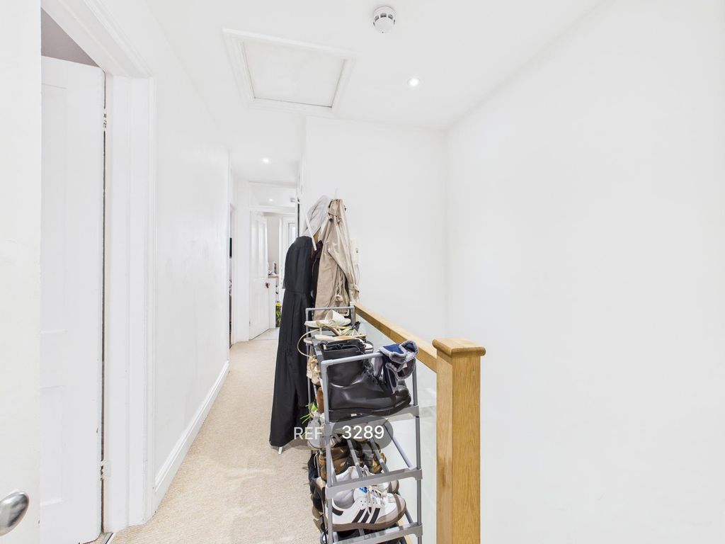 Property photo 3 of 11 Hallway