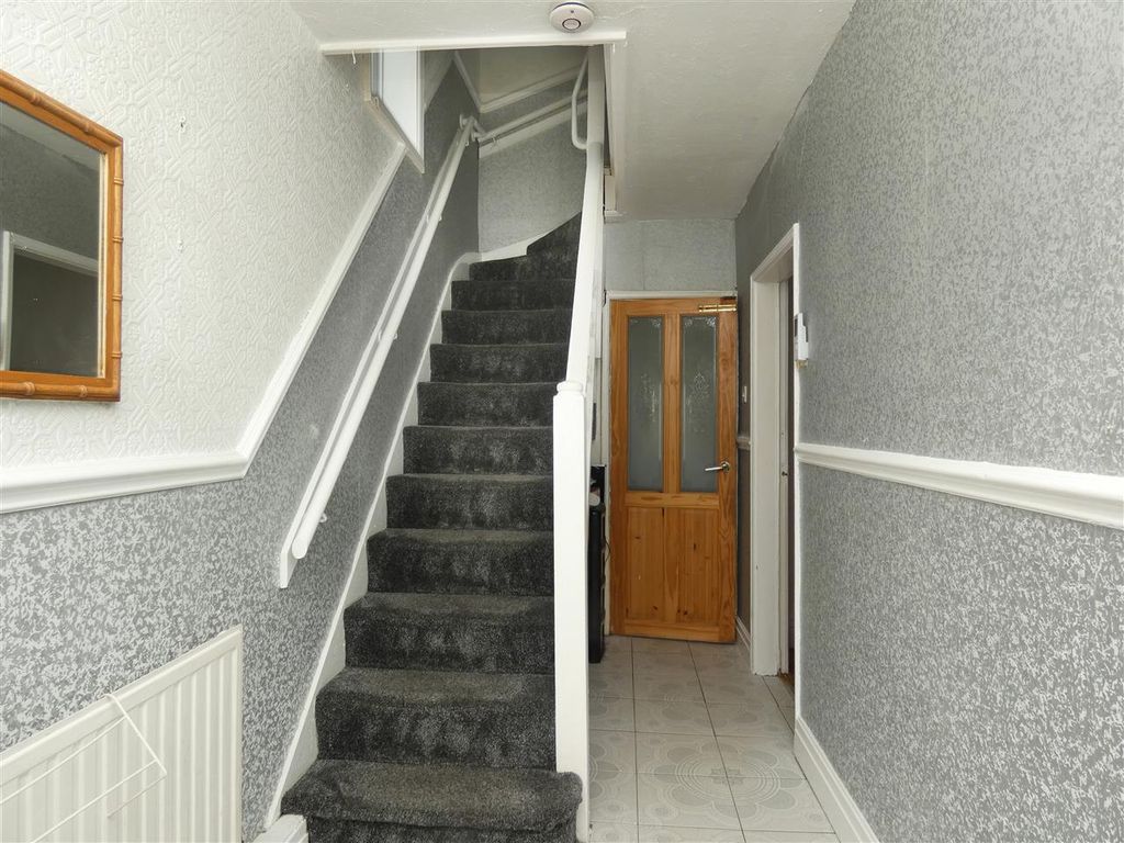Property photo 3 of 14 Entrance Hall