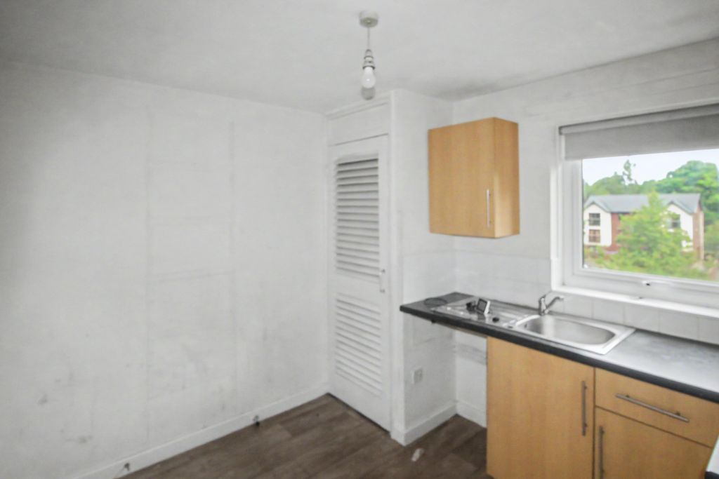 Property photo 2 of 15 Flat 10, St. Johns Court, Sholebroke Avenue, Leeds, West Yorkshire, Ls7 3HD