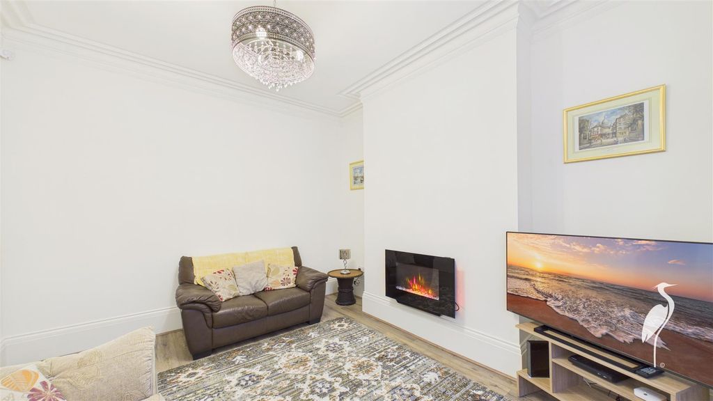 Property photo 3 of 23 Lounge