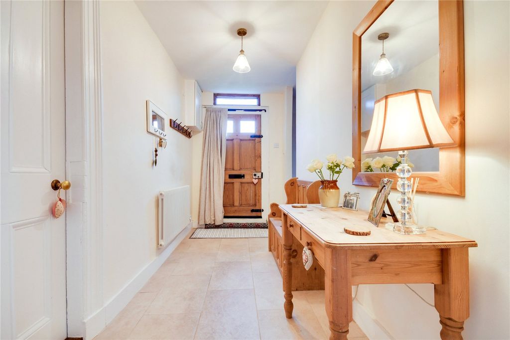 Property photo 2 of 22 Entrance Hall