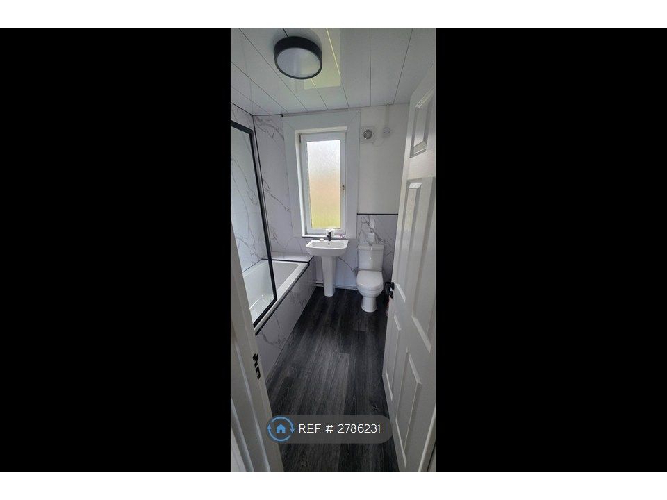 Property photo 3 of 17 Bathroom