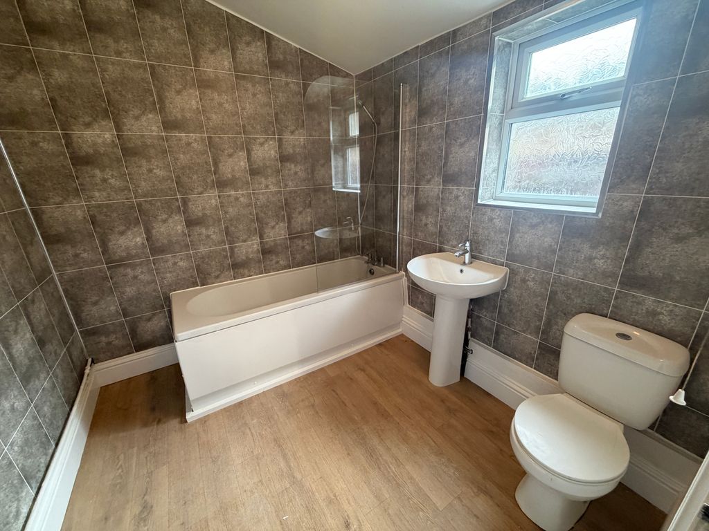 Property photo 3 of 11 Bathroom