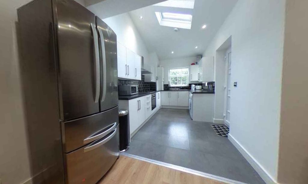 Property photo 3 of 12 Kitchen