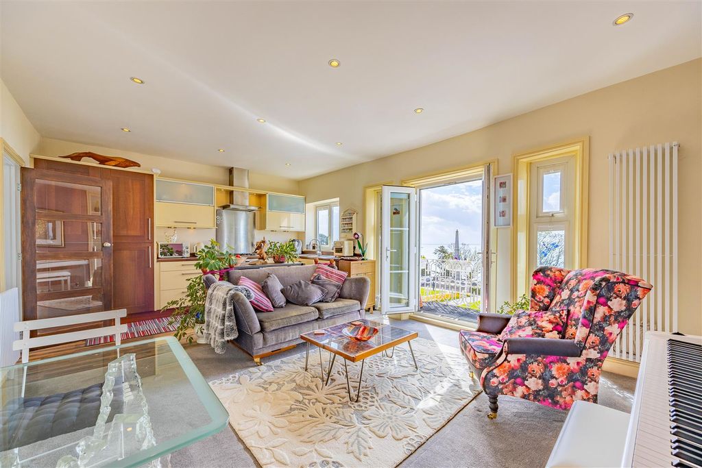 Property photo 2 of 25 Kitchen/Lounge