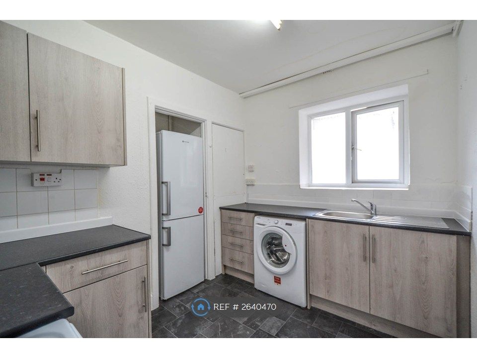 Property photo 3 of 7 Kitchen