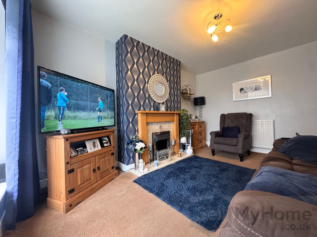 Property photo 3 of 13 Lounge