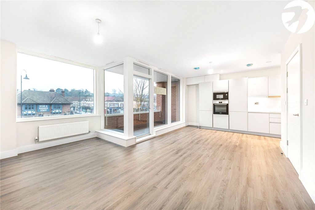 Property photo 2 of 14 Spacious Lounge