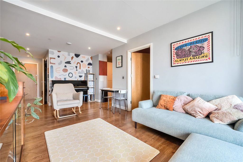 Property photo 2 of 11 Lounge