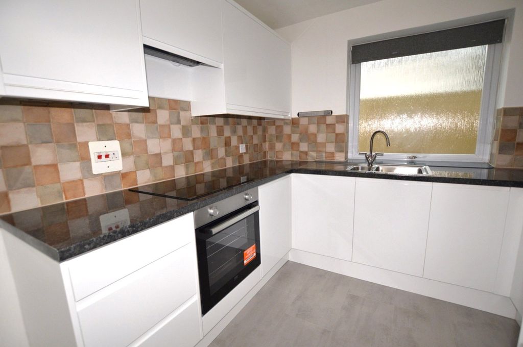 Property photo 3 of 10 Kitchen