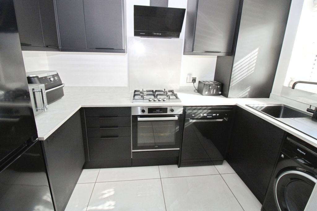 Property photo 3 of 16 Fitted Kitchen