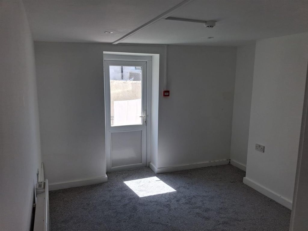 Property photo 1 of 6 Bedroom.Jpg