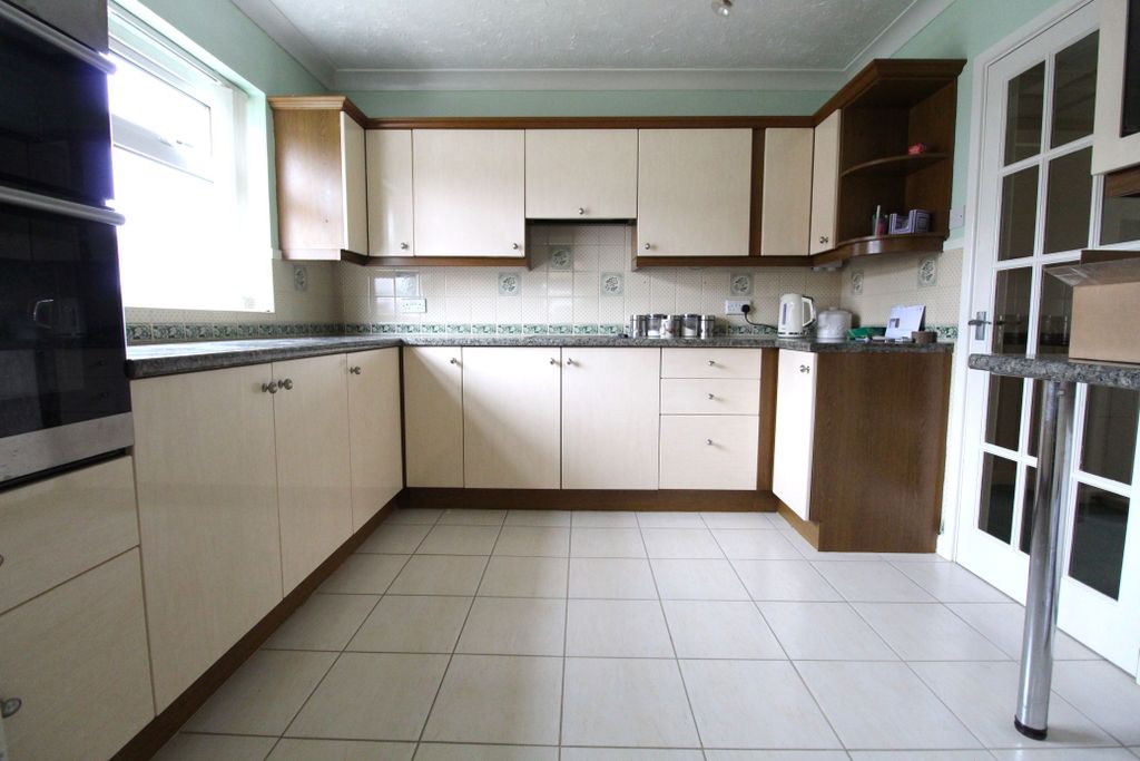 Property photo 2 of 17 Kitchen