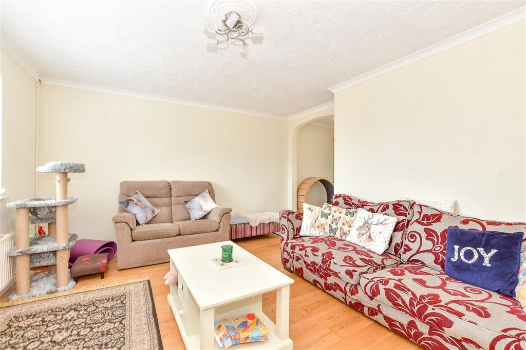 Property photo 3 of 11 Lounge