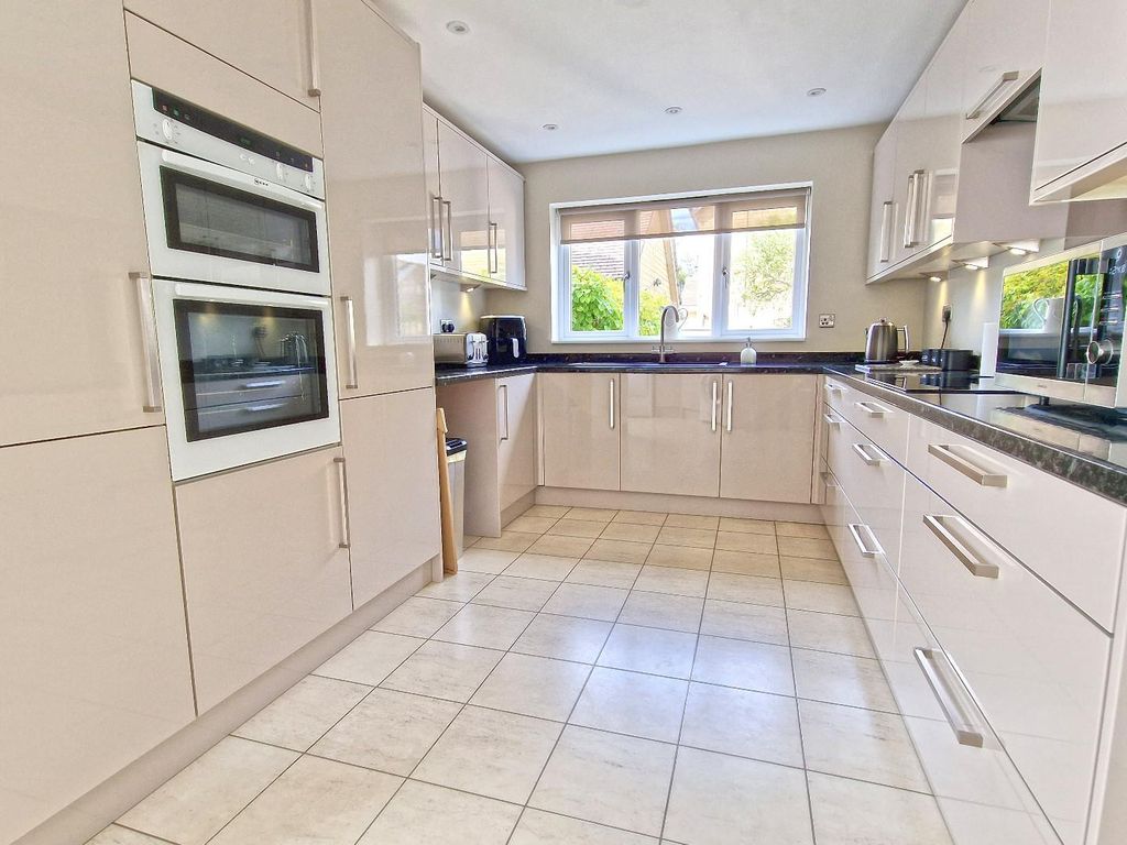 Property photo 3 of 22 Kitchen