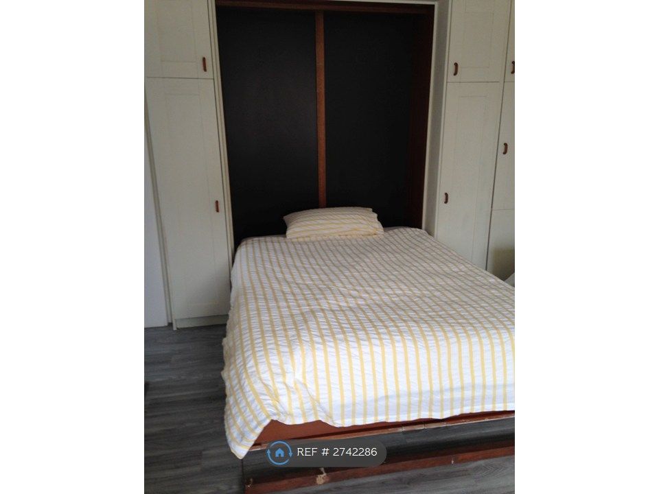 Property photo 2 of 6 Bedroom