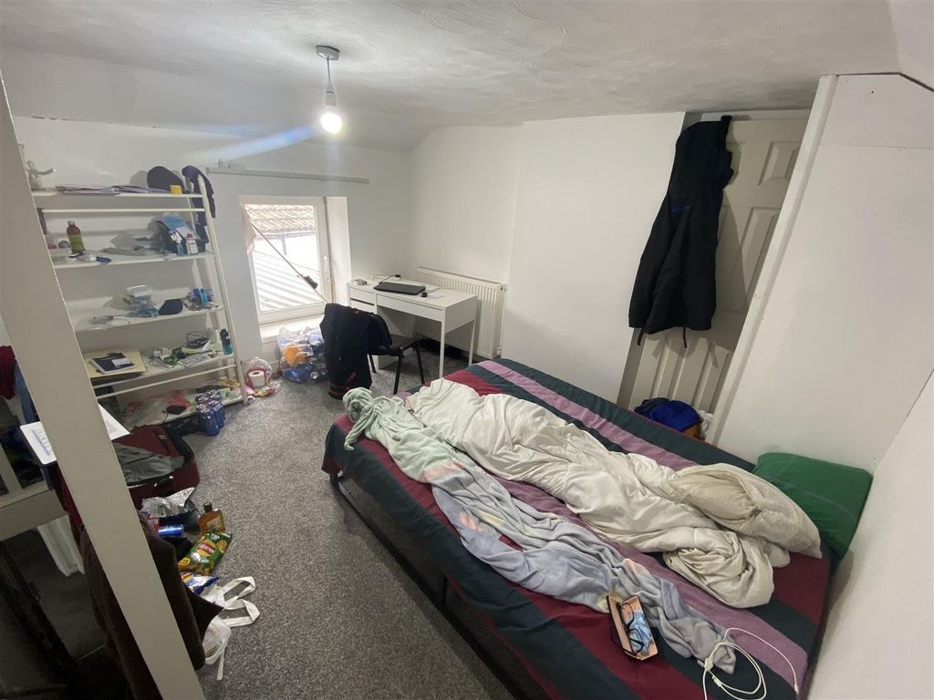 Property photo 2 of 3 Bright Double Bedroom With Study Desk And Storage...